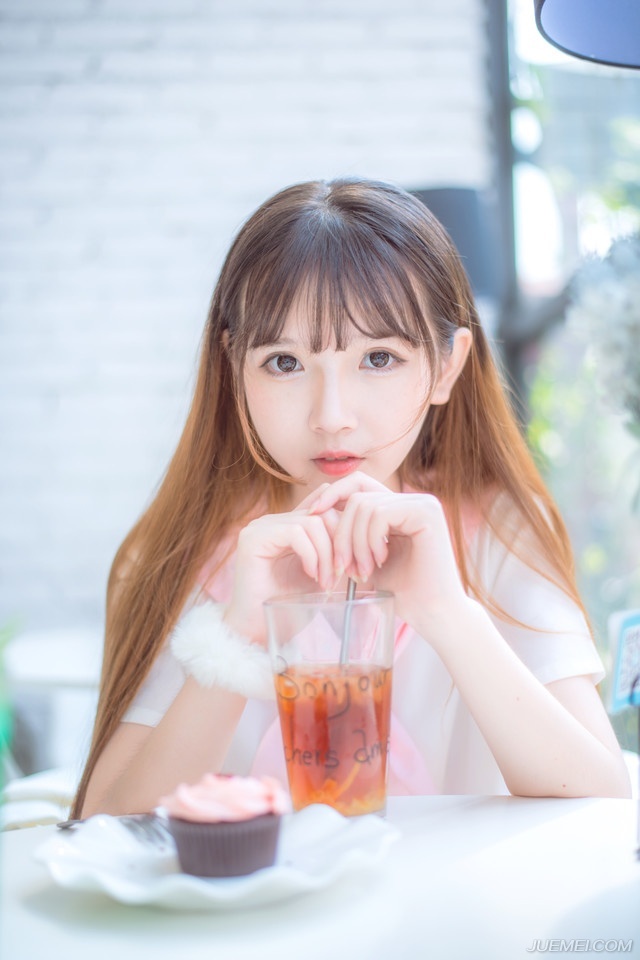 请你，担负起对自己的责任来，不但是活着就算了，更要活得热烈而起劲，不要懦弱，更不要别人太多的指引。每一天，活得踏实，将份内的工作，做得尽自己能力之内的完美，就无愧于天地